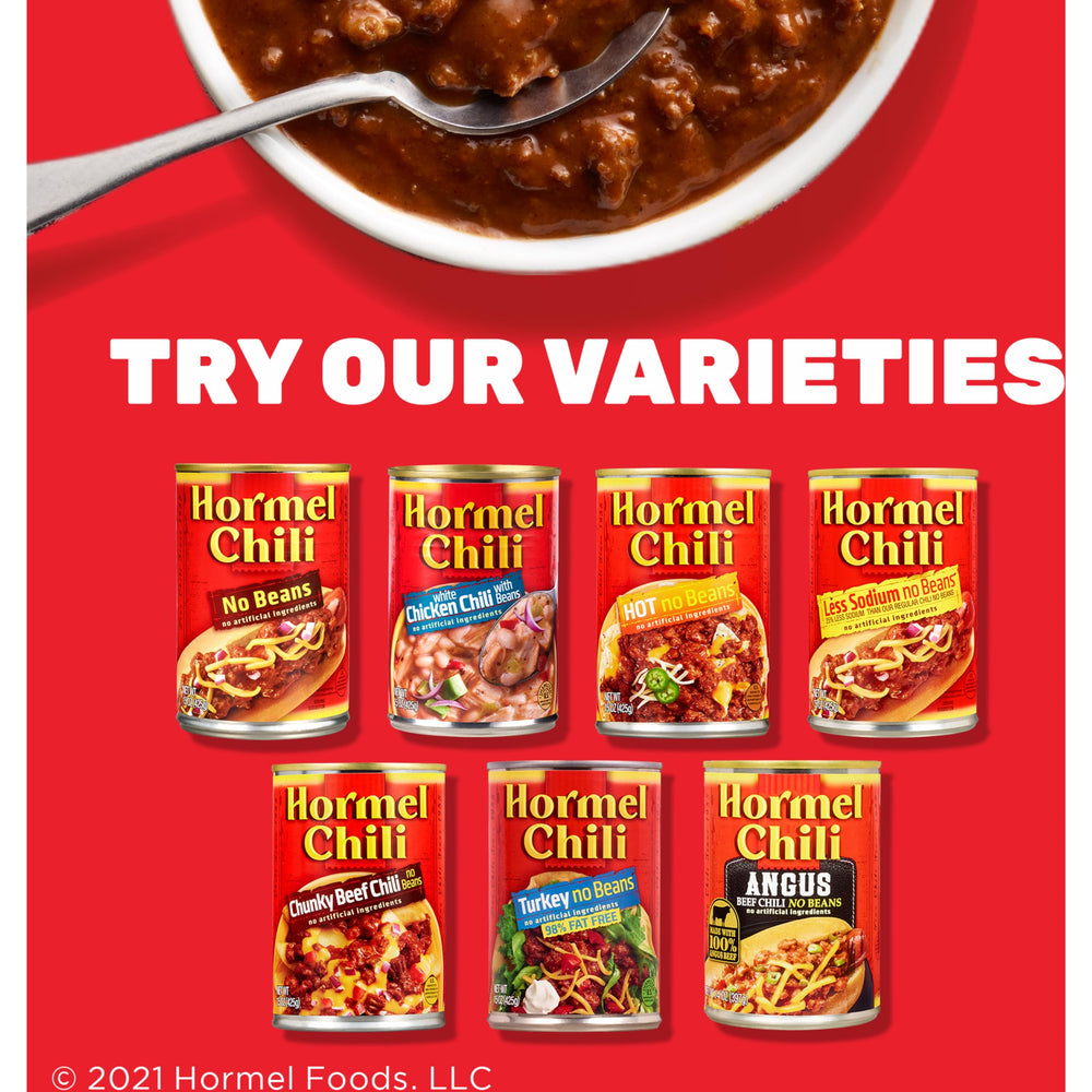 Hormel Chili sobre nachos en mesa de fiesta para compartir con invitados