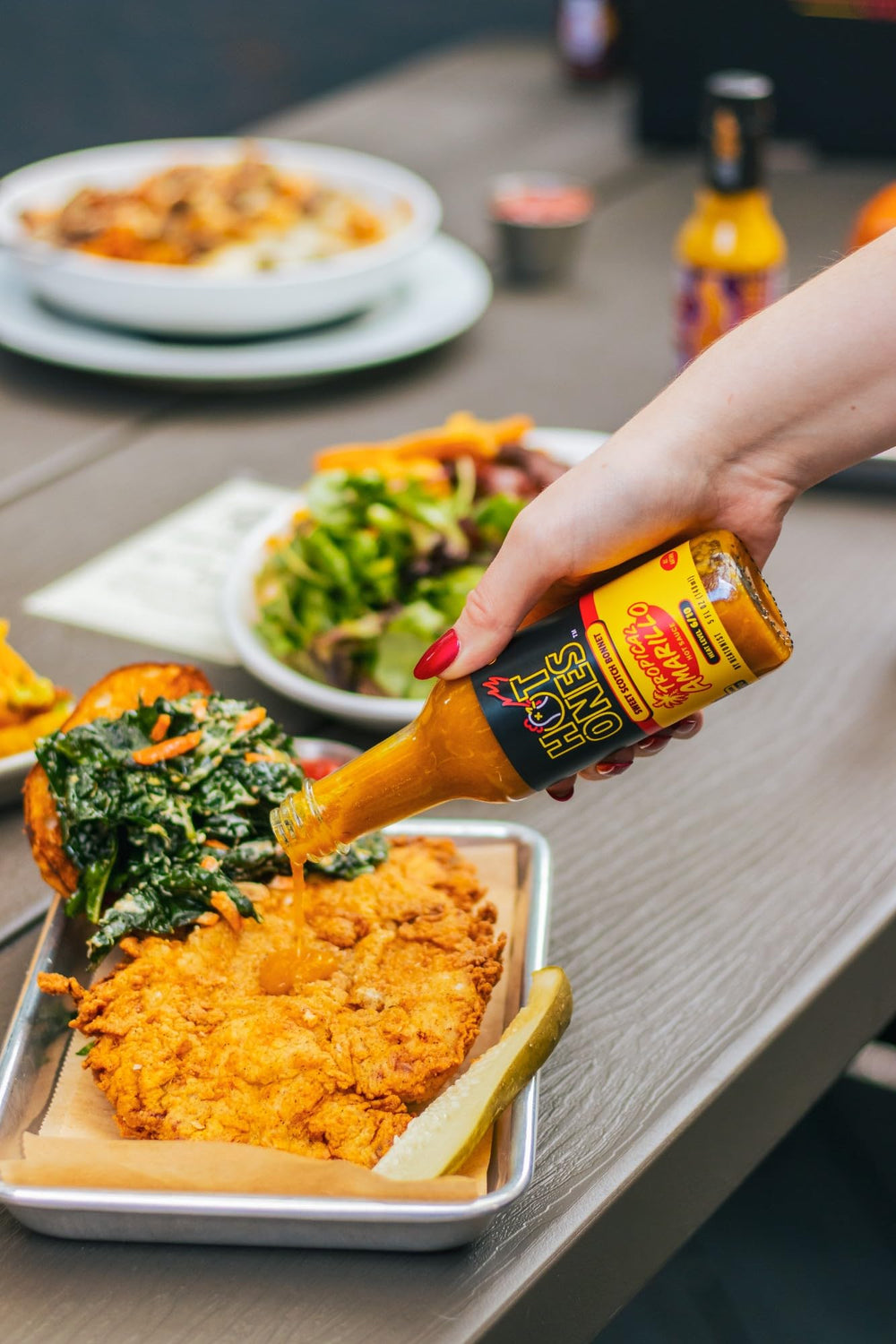 Hot Ones botellas colocadas en mesa listas para una sesión de degustación