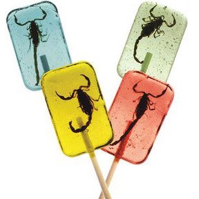 Hotlix paleta con escorpión visible en primer plano, muestra el sabor y el impacto visual