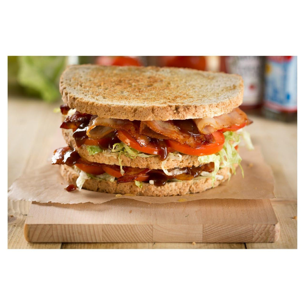HP Sauce Brown Original vertida sobre una hamburguesa para realzar sabor y jugosidad