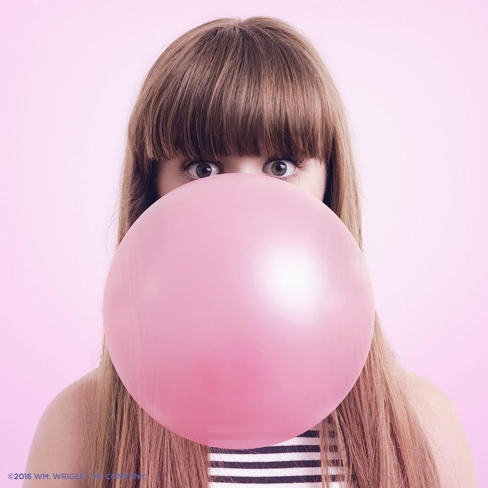 Hubba Bubba en mesa de fiesta como snack divertido y práctico