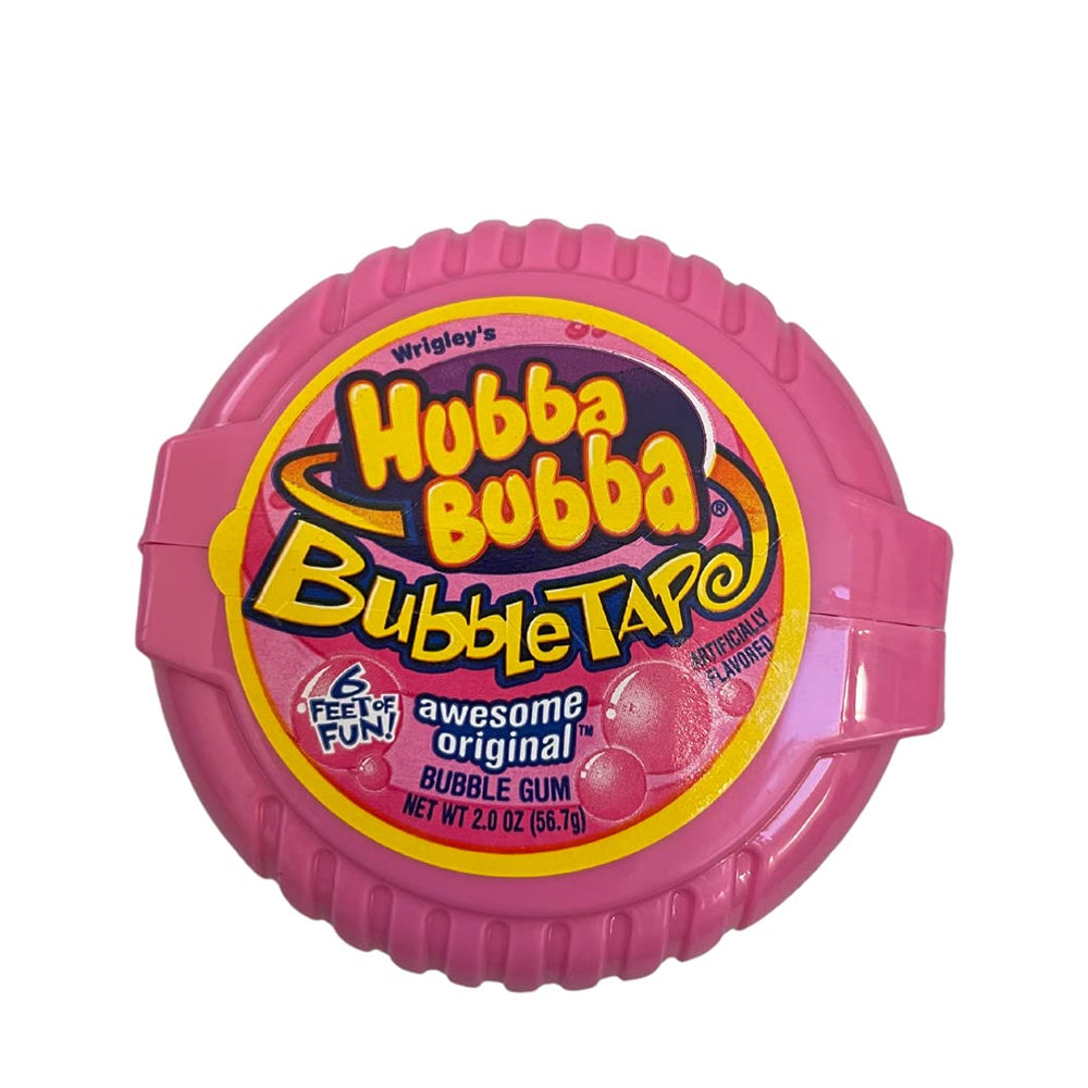 Hubba Bubba rollo sostenido en mano para mostrar tamaño y portabilidad