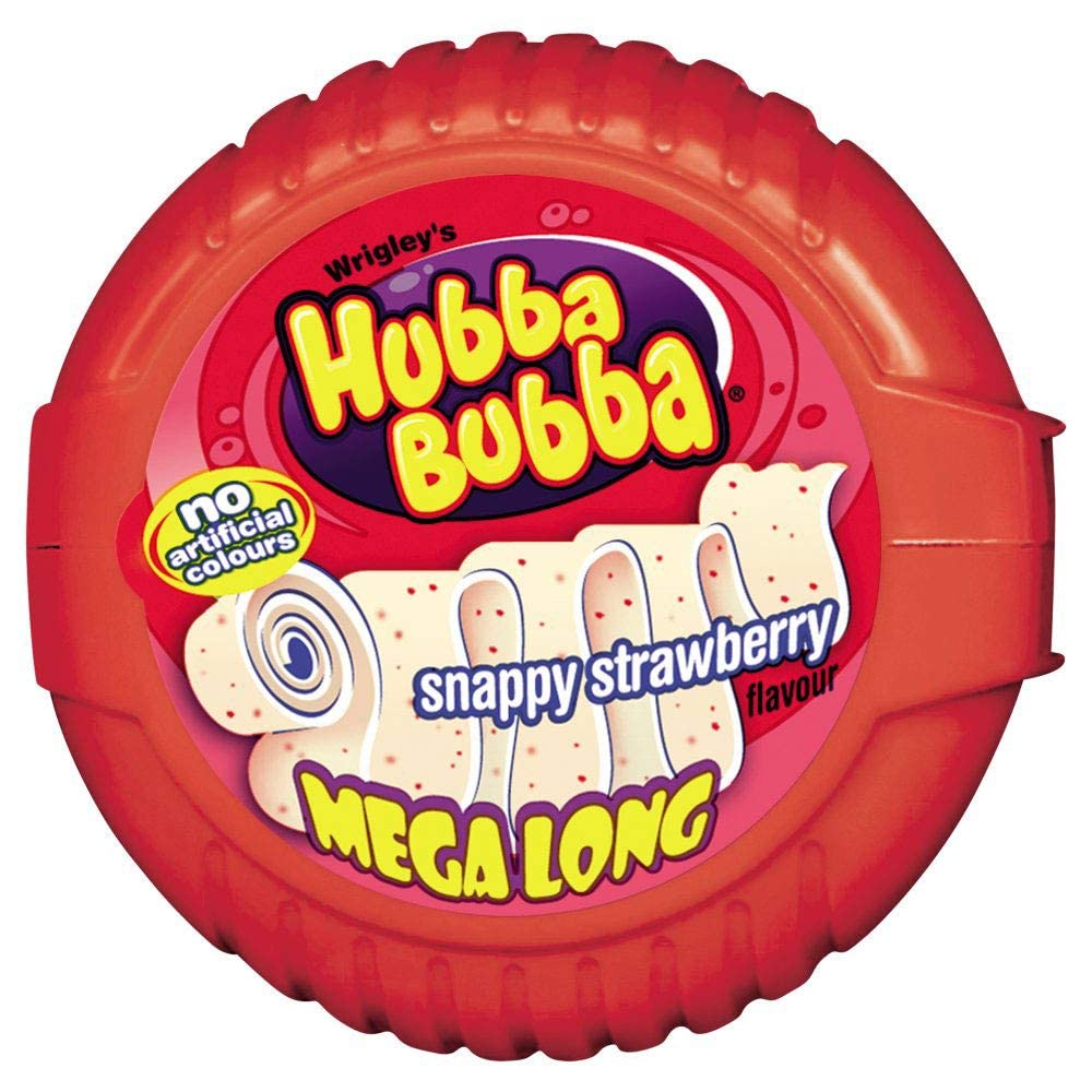 Mars Hubba Bubba persona soplando una pompa grande y divertida