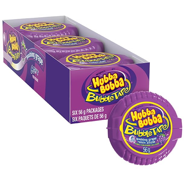Hubba Bubba persona inflando una pompa grande disfrutando el sabor
