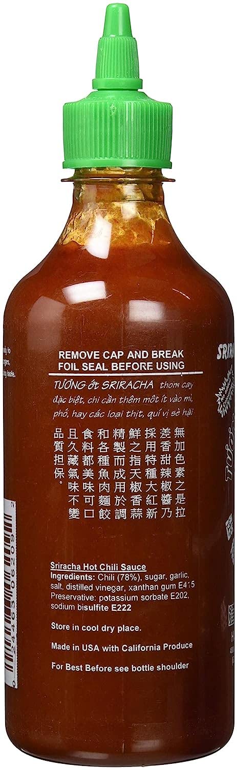 Huy Fong sriracha aplicada sobre fideos demostrando versatilidad y realce