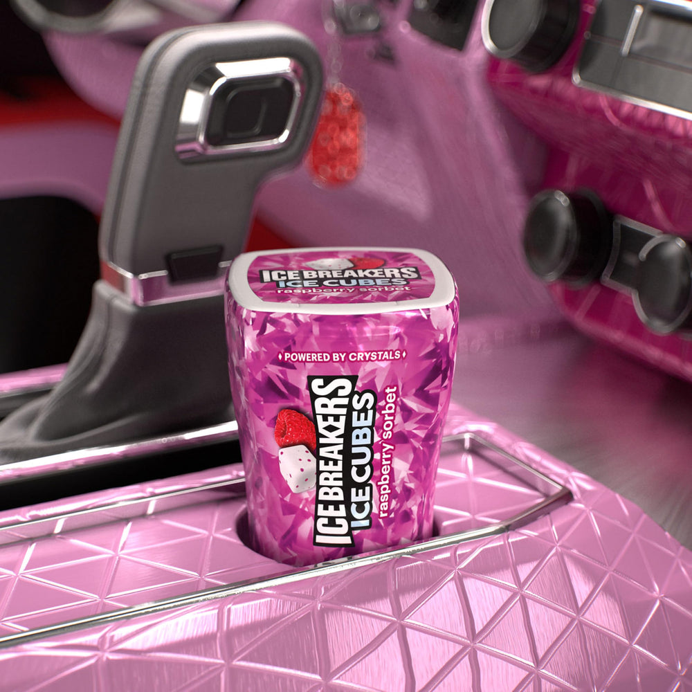 Ice Breakers botella en mano para demostrar portabilidad y comodidad de uso