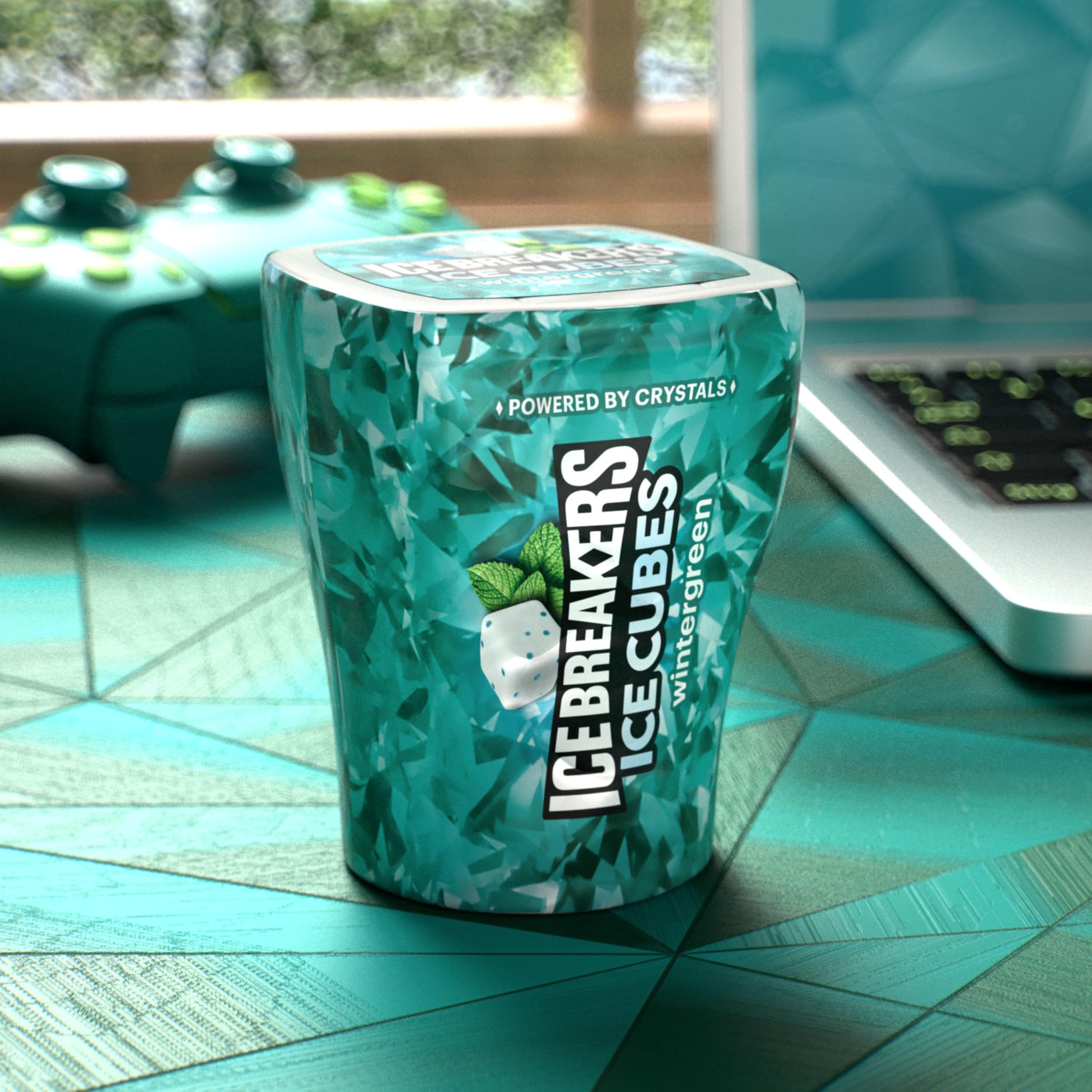 Ice Breakers botella en mano para comparar tamaño y portabilidad
