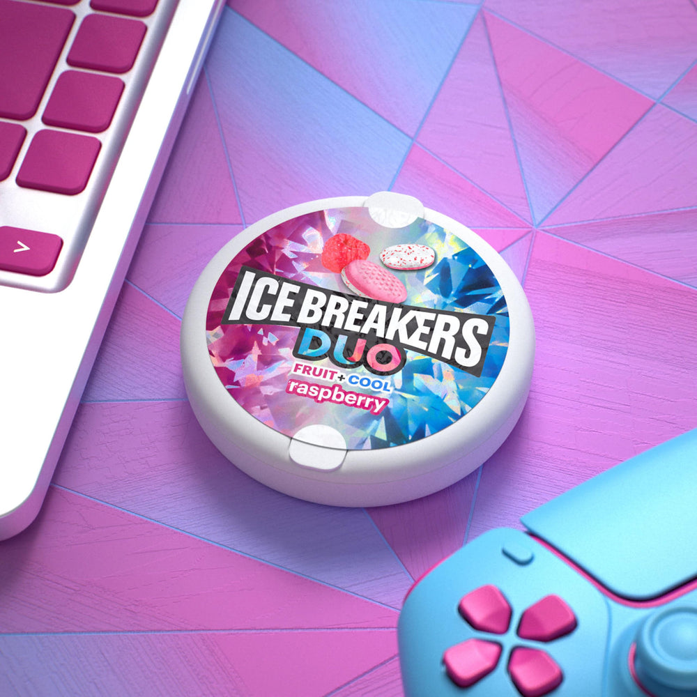 Ice Breakers puck en mano para comparar tamaño y portabilidad