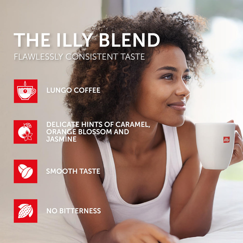 cápsula illy en mano para comparar tamaño y facilitar uso diario