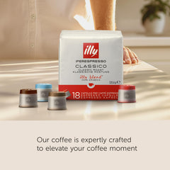 illy cápsula en máquina iperEspresso durante extracción, preparación rápida