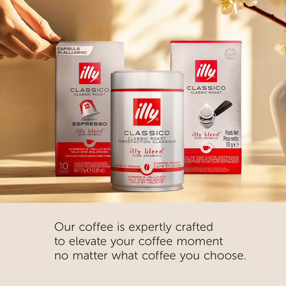 cápsula illy insertada en máquina Keurig durante la extracción, preparación rápida y consistente