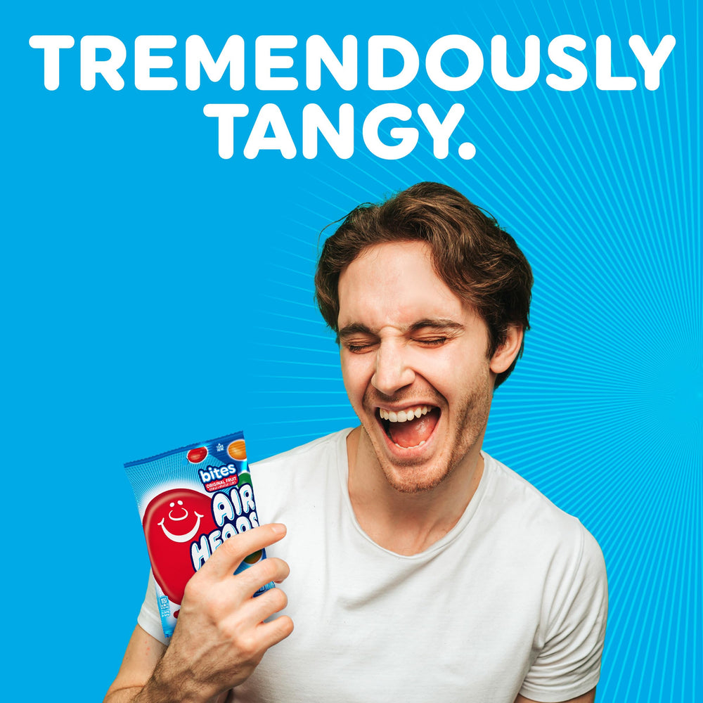 Persona probando un dulce Airheads Bites