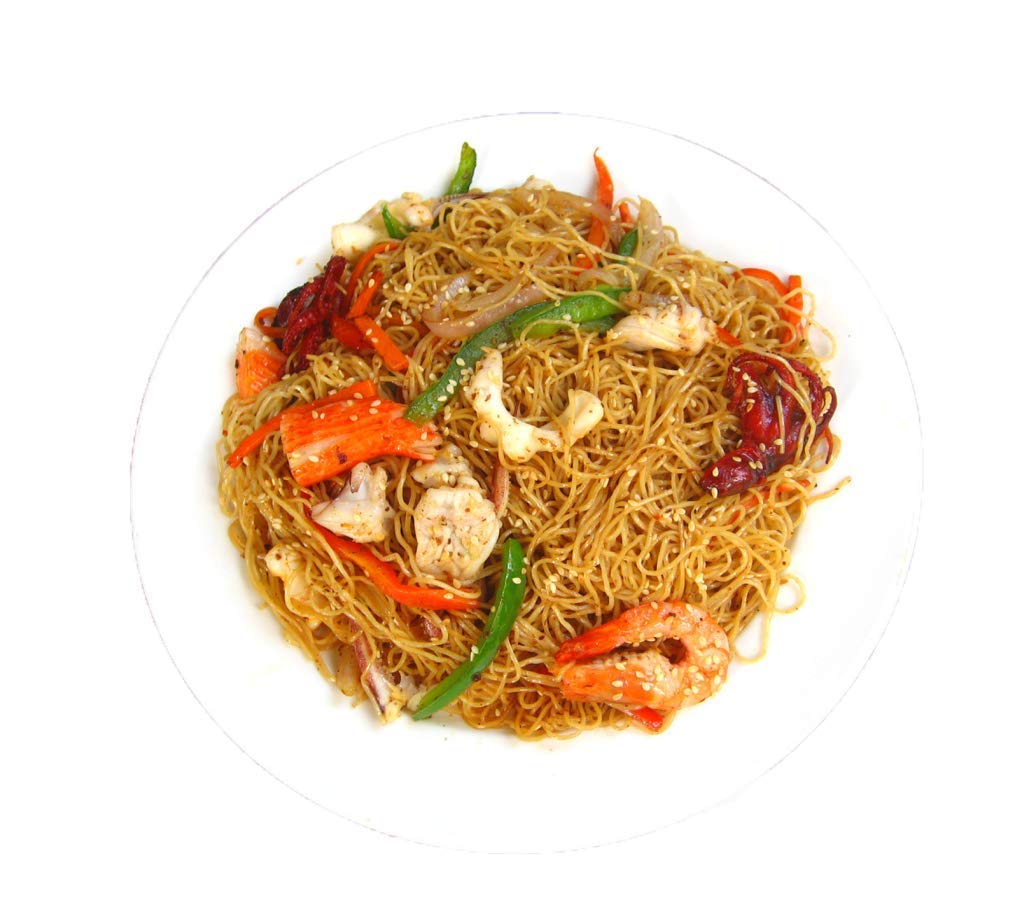 Indomie fideos cocinados en plato servidos y listos para comer