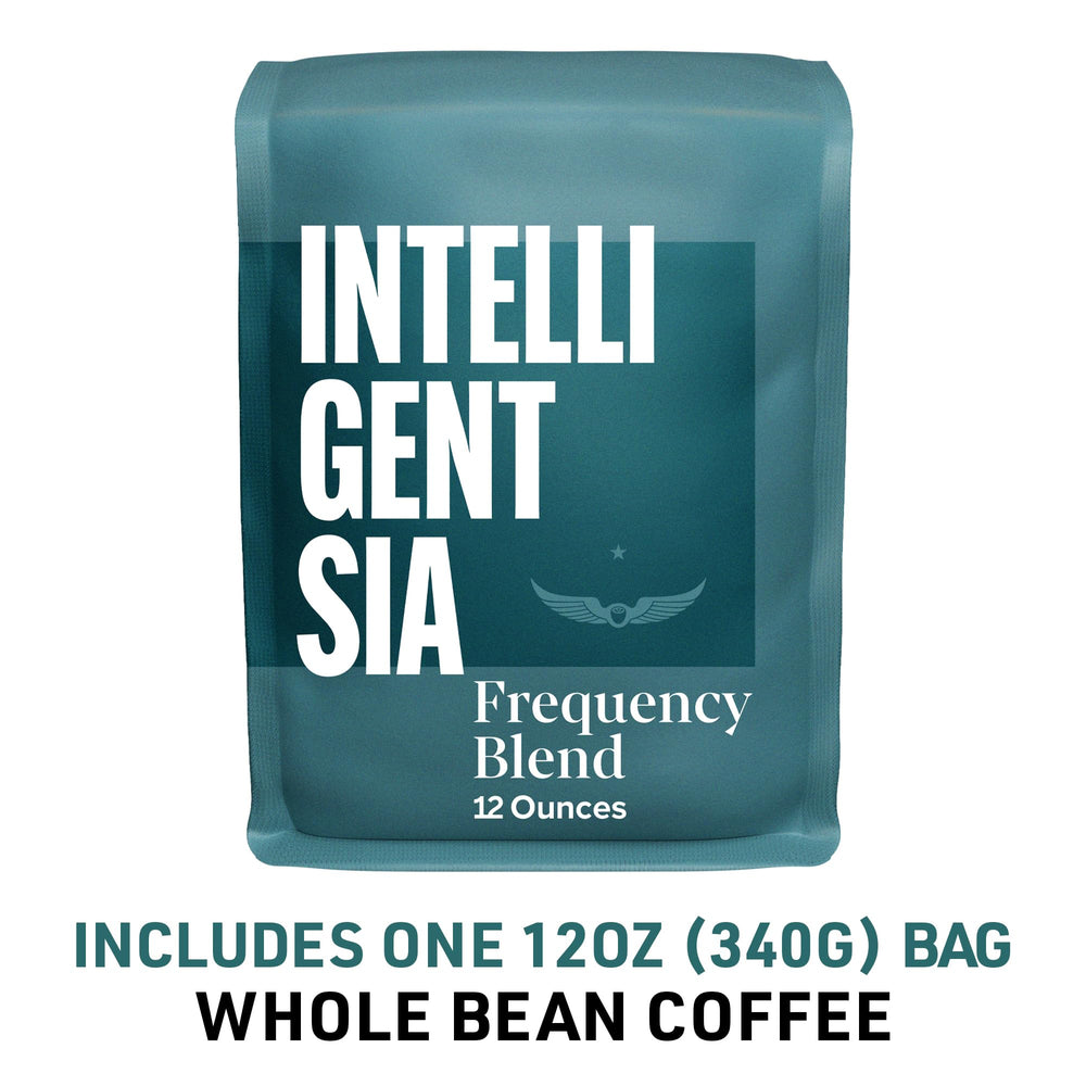 Cucharada con granos Intelligentsia Frequency junto a molino, ideal para moler al momento