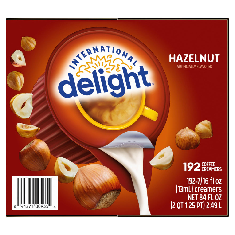International Delight vertiendo en taza para servir, mejora la presentación del café