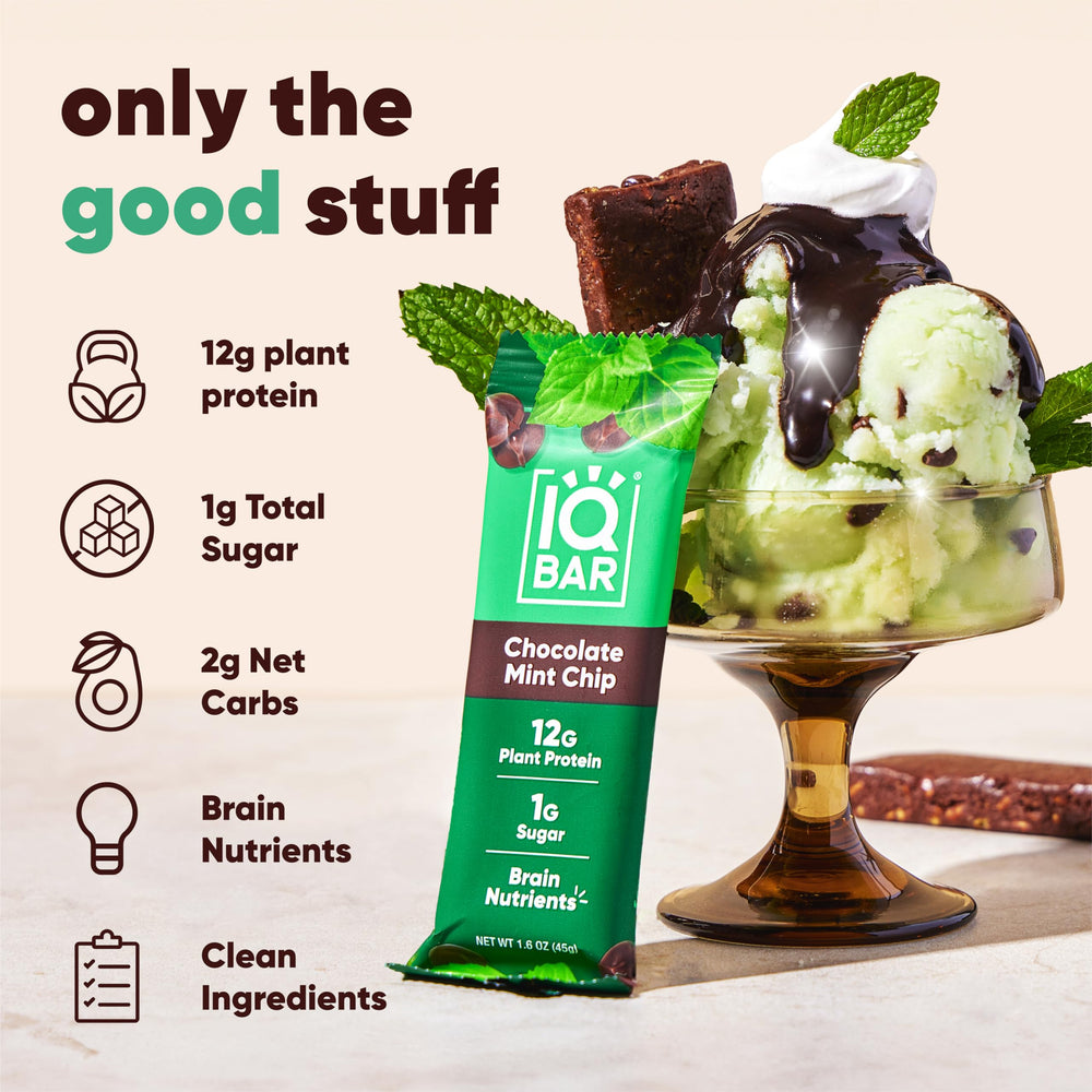 IQBAR barra entera sobre mesa indicando sabor Chocolate Mint Chip y energía