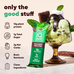 IQBAR barra entera sobre mesa indicando sabor Chocolate Mint Chip y energía