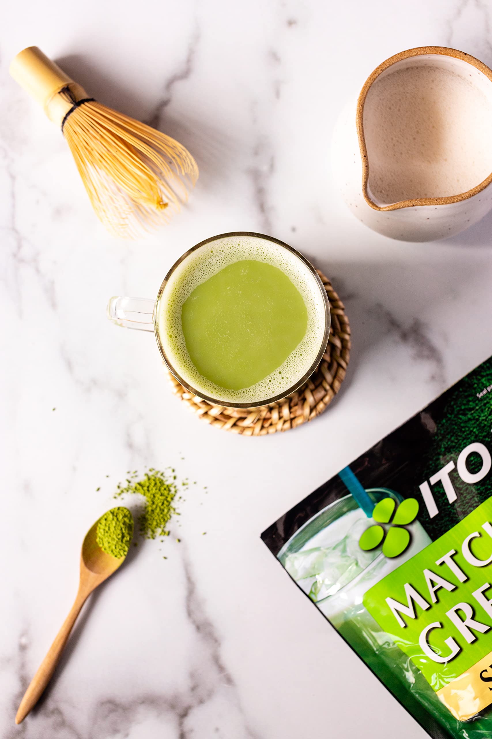 ITO EN matcha latte servido en vaso, demuestra preparación fácil y apetecible