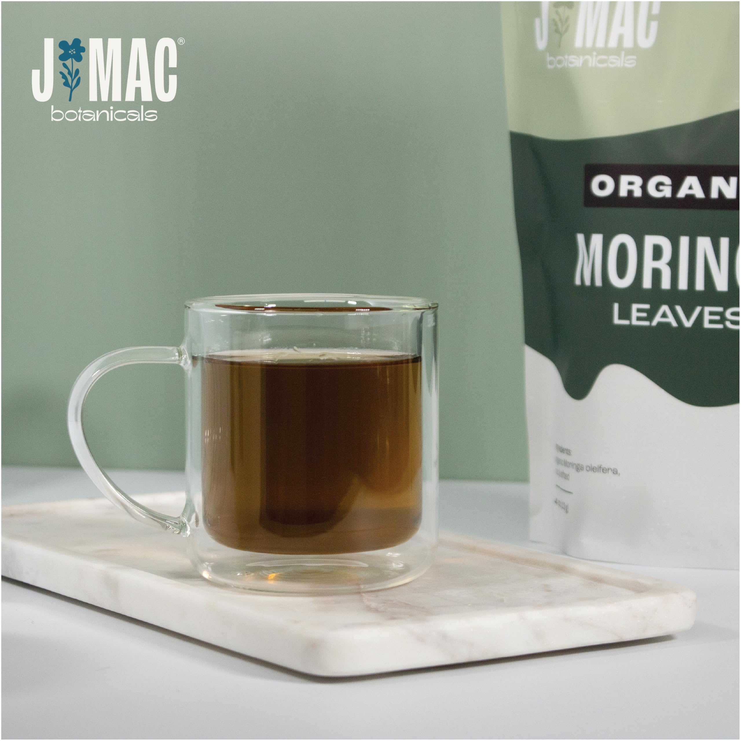 J MAC BOTANICALS taza con infusión de moringa beneficios de uso