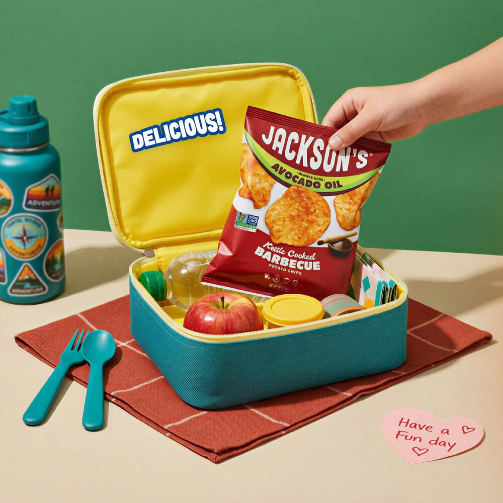 Jackson's chips servidos en mesa con dips que muestran versatilidad para reuniones
