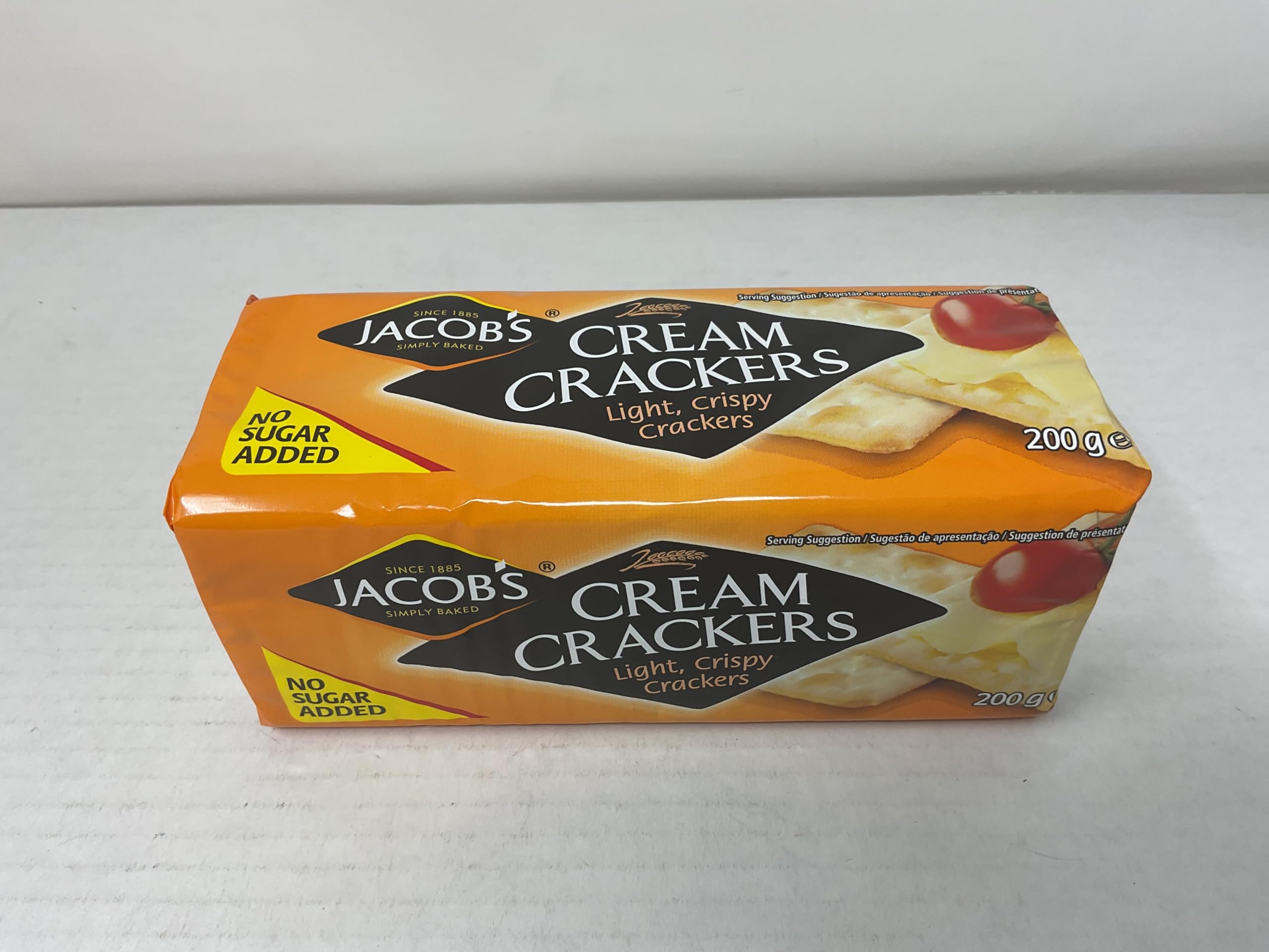 Jacobs galletas junto a un plato de sopa, aporta contraste crujiente