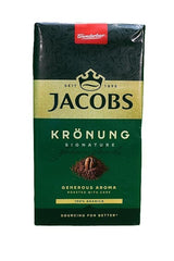 Jacobs taza servida con café intenso y espuma ligera como beneficio