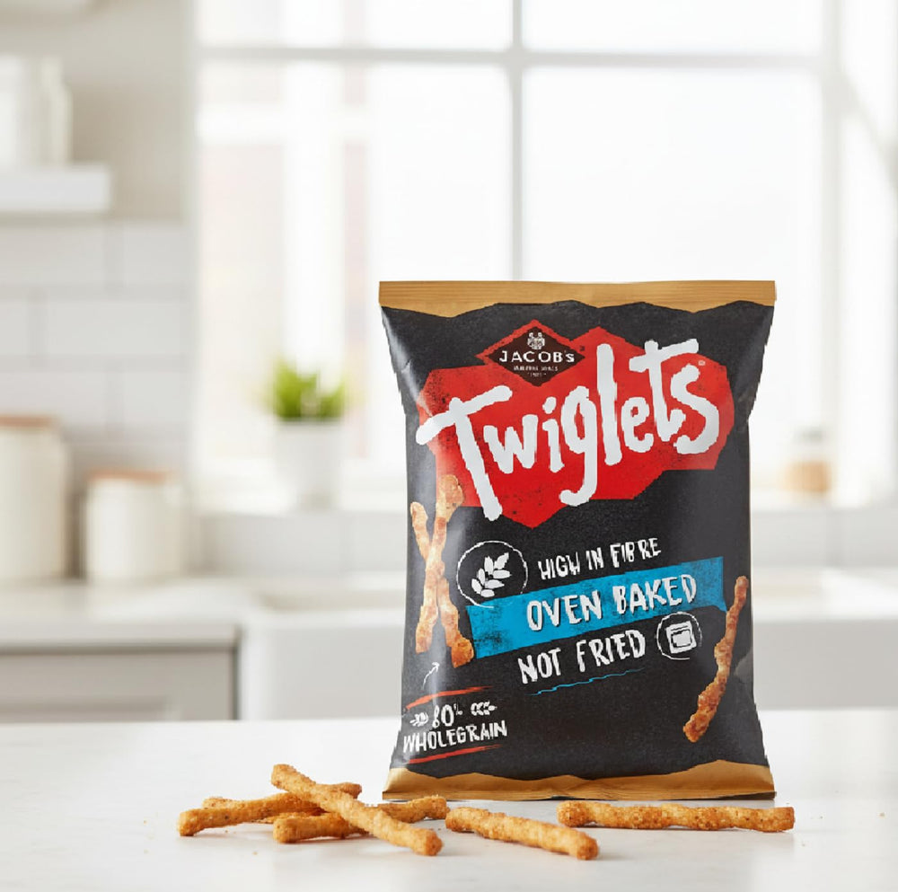 Jacobs Twiglets mano sosteniendo una porción comparando tamaño
