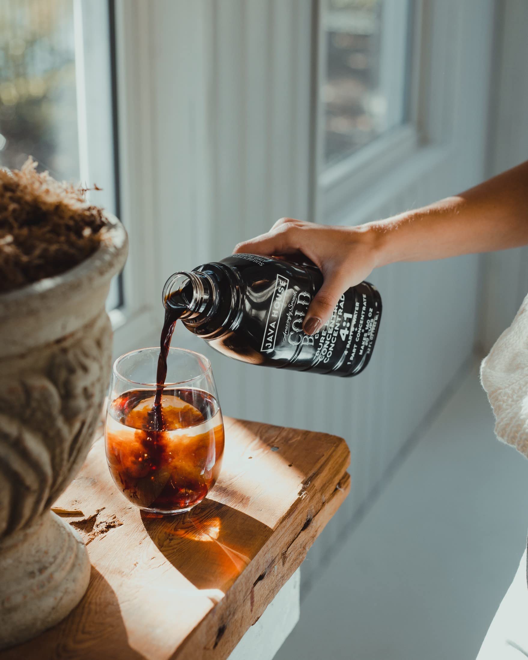 Java House vaso con hielo y cold brew listo para beber, refrescante
