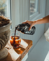 Java House vaso con hielo y cold brew listo para beber, refrescante