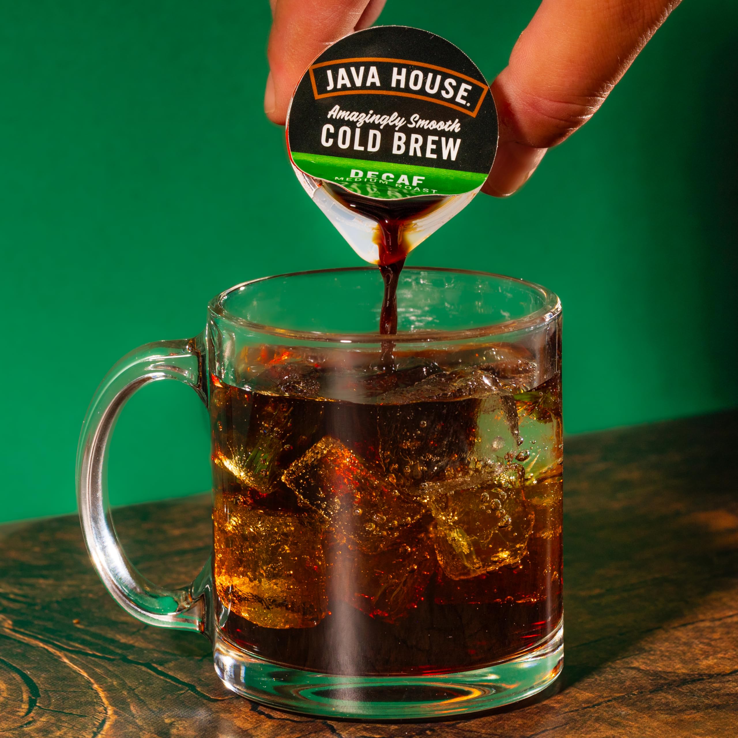 Java House vertiendo concentrado en vaso para preparar rápidamente