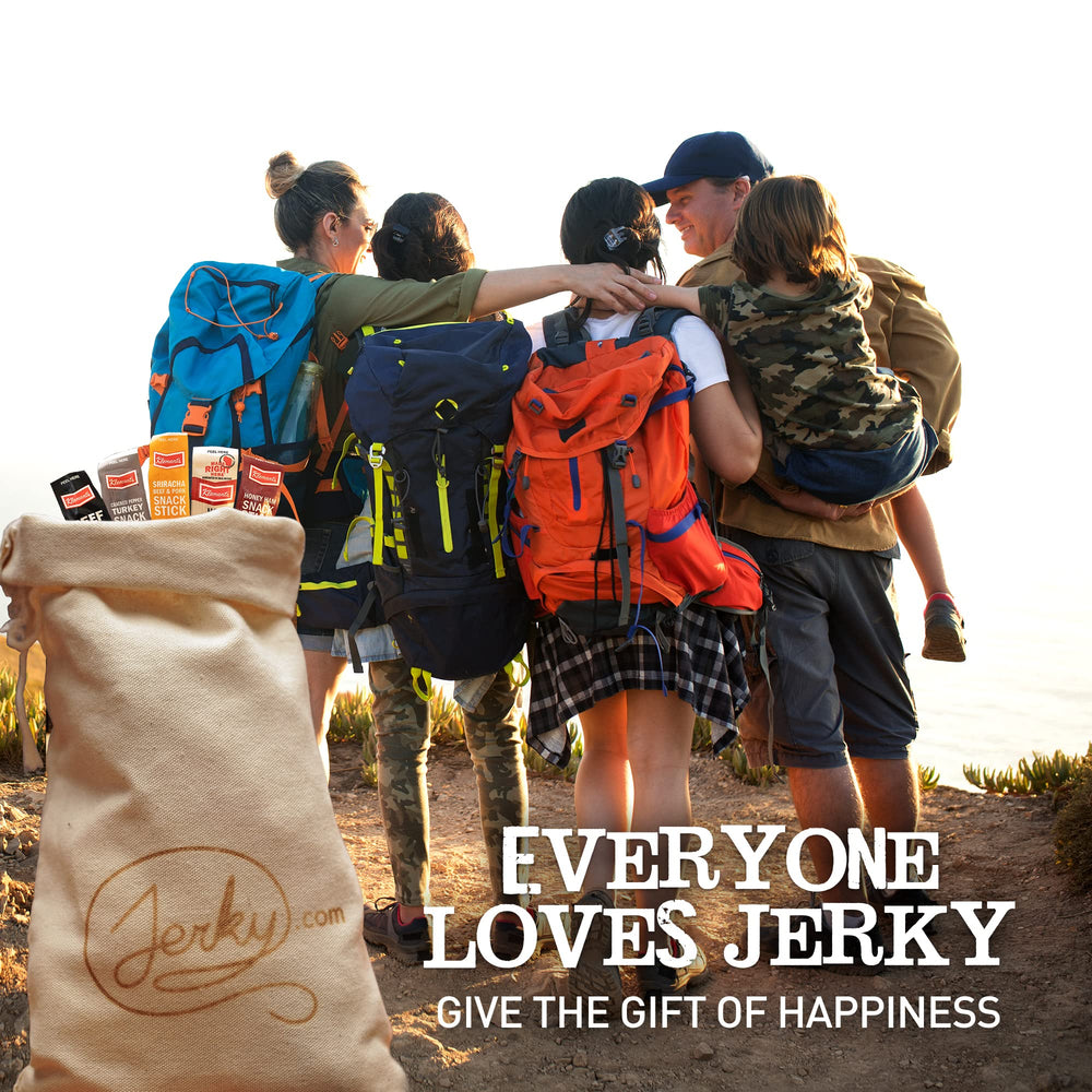Jerky.com snacks dentro de una mochila listos para actividades al aire libre