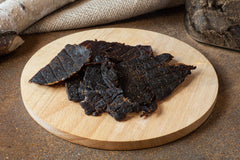 Jerky.com primer plano de textura de tiras de avestruz resalta su magreza