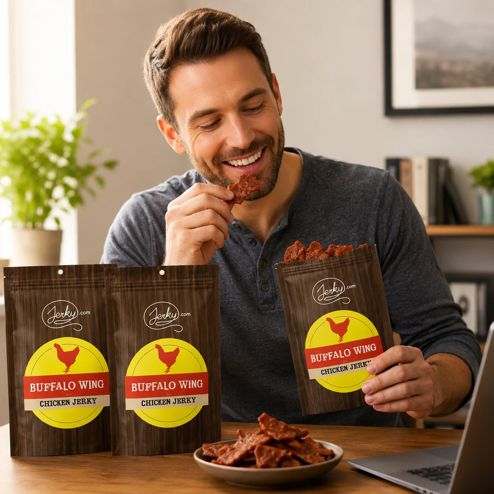 Persona disfrutando Jerky.com Buffalo Wing en exterior, snack práctico y nutritivo
