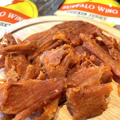 Detalle de textura del jerky Jerky.com mostrando jugosidad y corte tierno