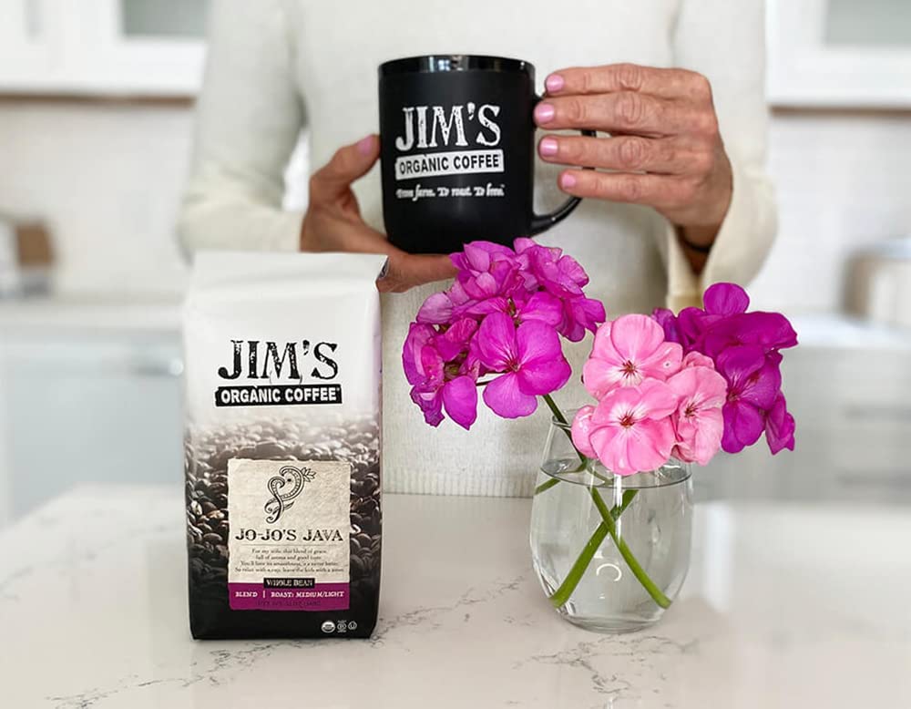 Jim’s Organic Coffee bolsa de 12 oz en mano para mostrar tamaño y porciones útiles