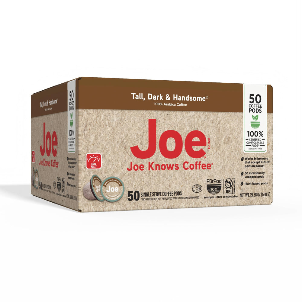 Joe Knows Coffee cápsula en mano para comparar tamaño y facilidad de uso