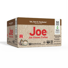 Joe Knows Coffee cápsula en mano para comparar tamaño y facilidad de uso