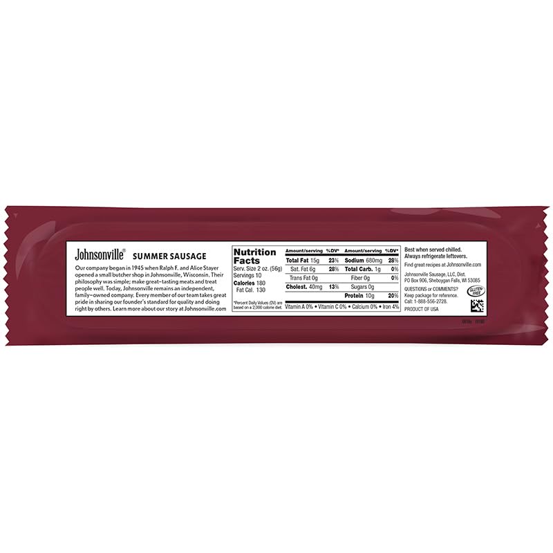 Johnsonville salchicha en tabla de charcutería acompañada de quesos para inspiración de servicio