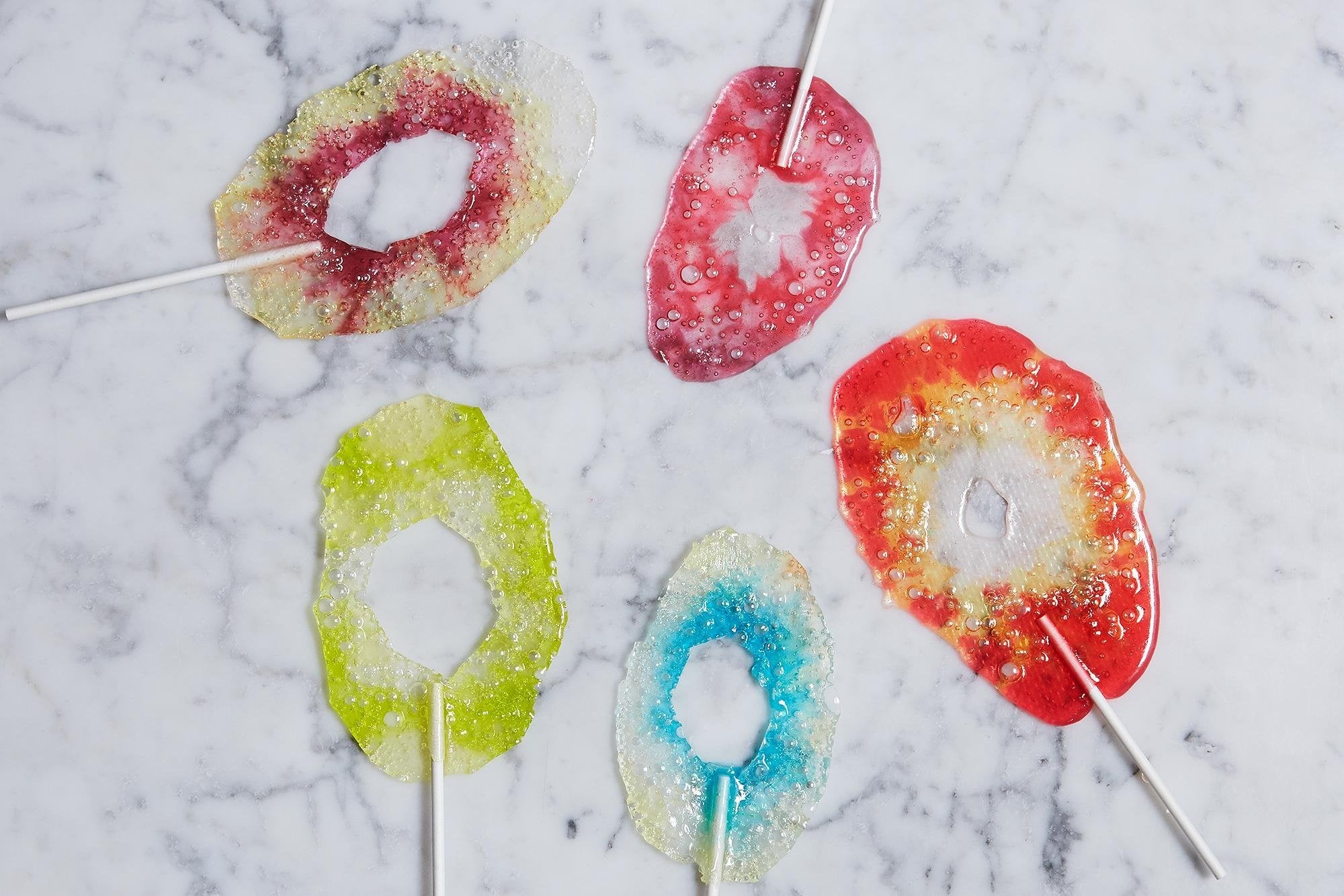 Jolly Rancher comparación de tamaño del caramelo con mano para escala