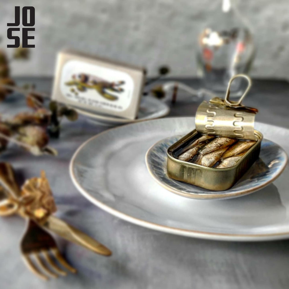 JOSE Gourmet lata abierta junto a limón y hierbas sugiere versatilidad