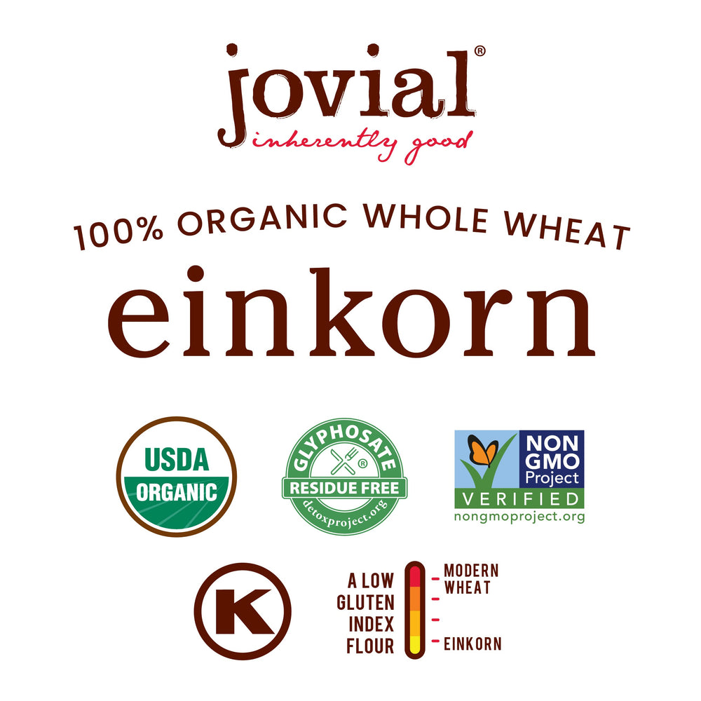 Escena de cocina con paquete Jovial Einkorn Fusilli y ingredientes frescos para una receta casera