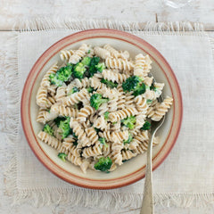 Plato servido con fusilli Jovial Einkorn mezclado con verduras, mostrando sabor y presentación lista para comer
