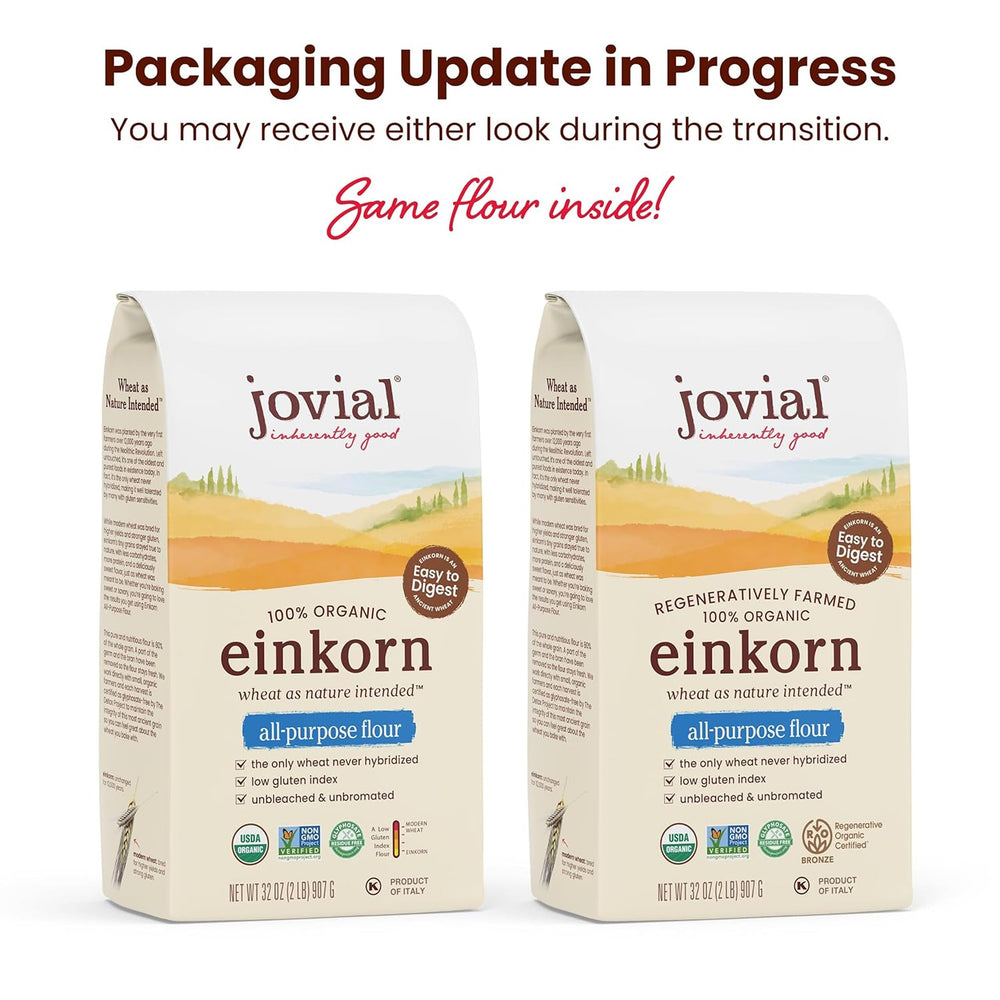 Jovial manos amasando masa con harina de einkorn para pan artesanal