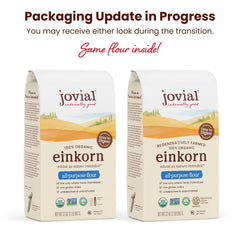Jovial manos amasando masa con harina de einkorn para pan artesanal