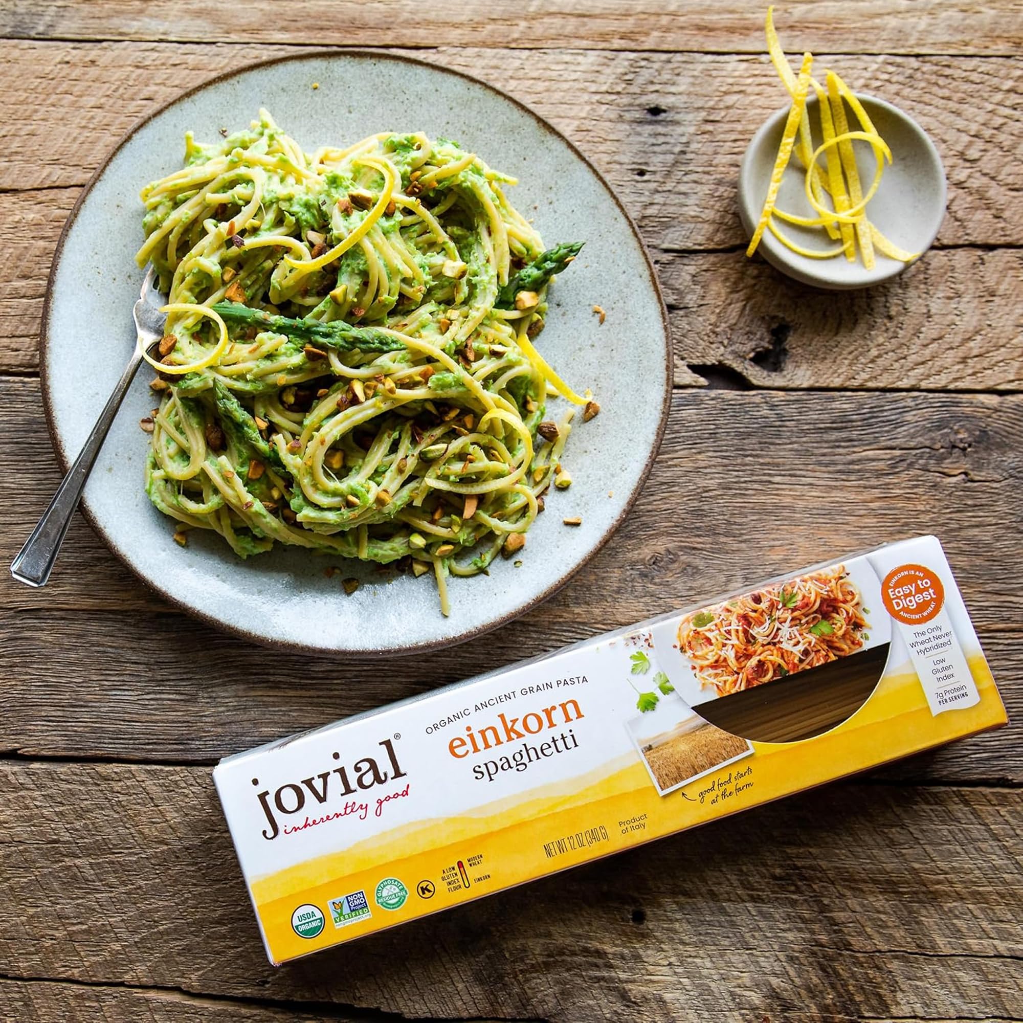Jovial espagueti einkorn cocinado servido con salsa que muestra sabor y ligereza