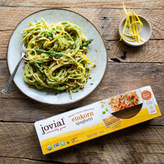 Jovial espagueti einkorn cocinado servido con salsa que muestra sabor y ligereza