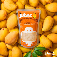 Detalle de la textura masticable de los cubos Jubes mango con brillo natural