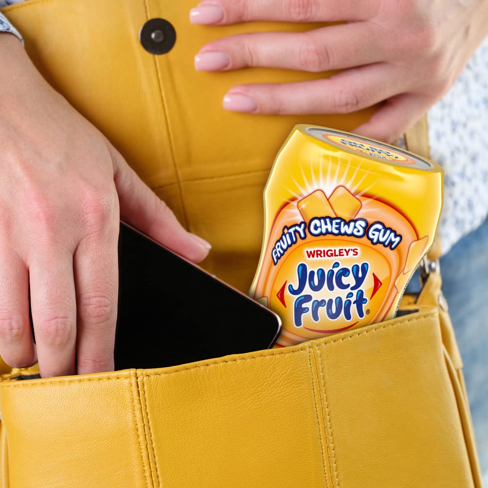 JUICY FRUIT chicle en mano para comparar tamaño y porción conveniente