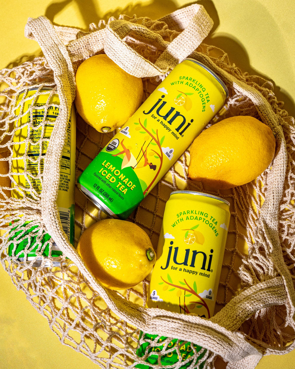 JUNI lata junto a una mano para comparar tamaño y conveniencia