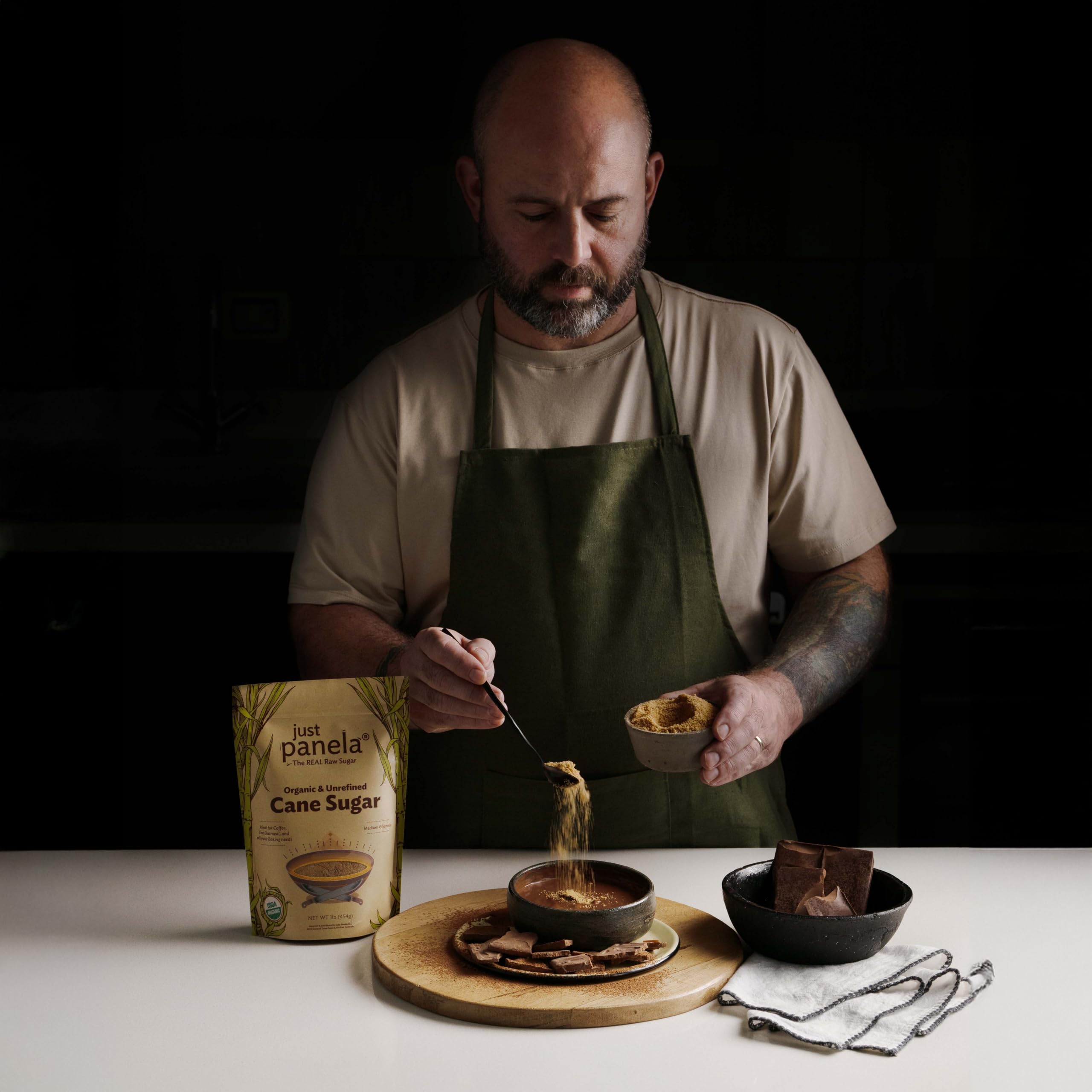 Just Panela bolsa abierta en mano demostrando fácil uso y almacenamiento